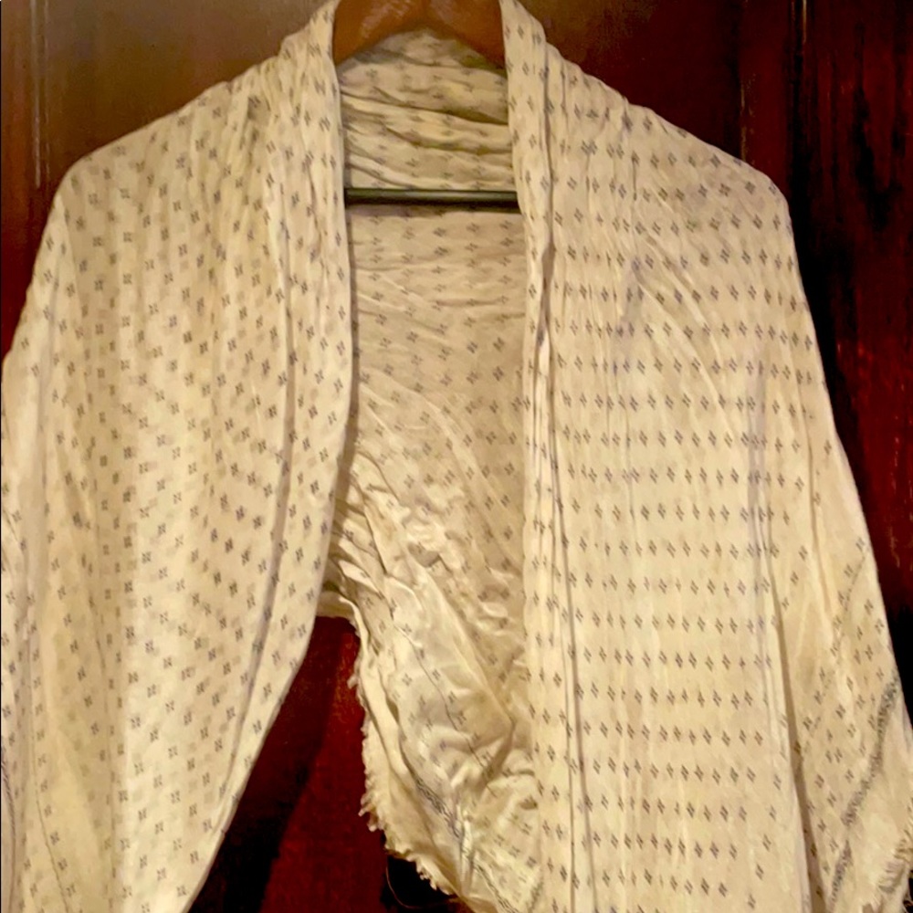 Gap patterned scarf